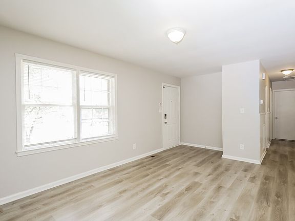 4th image of 1556 Wren Rd