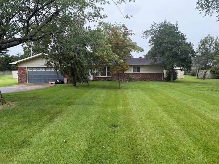 453 Dorchester Dr — Photo 1