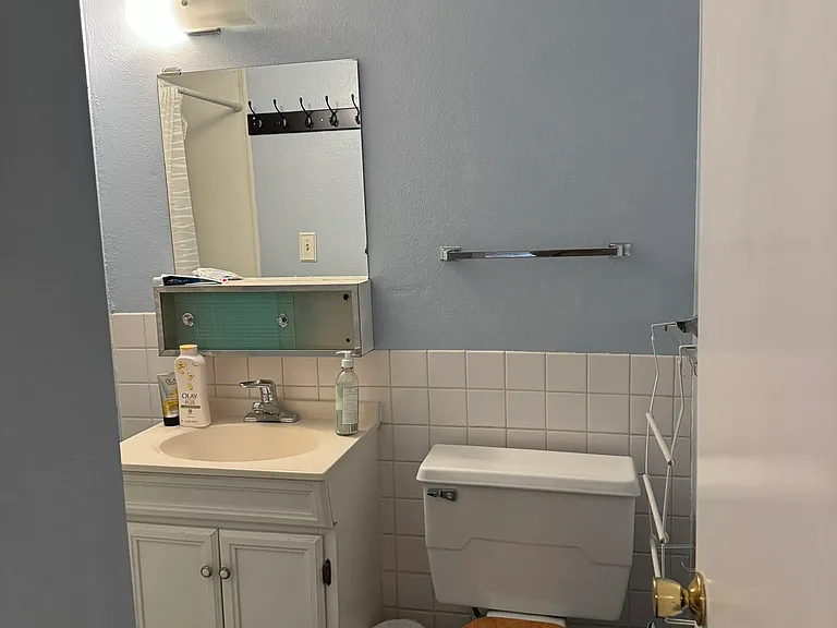 Full bath connected to main bedroom
