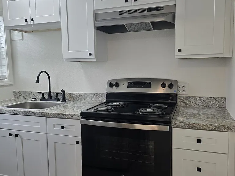 441 NE Winchester St — Photo 8