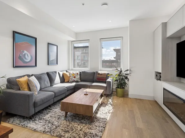 632 E 3rd St #2, North Vancouver, BC V7L 1E6