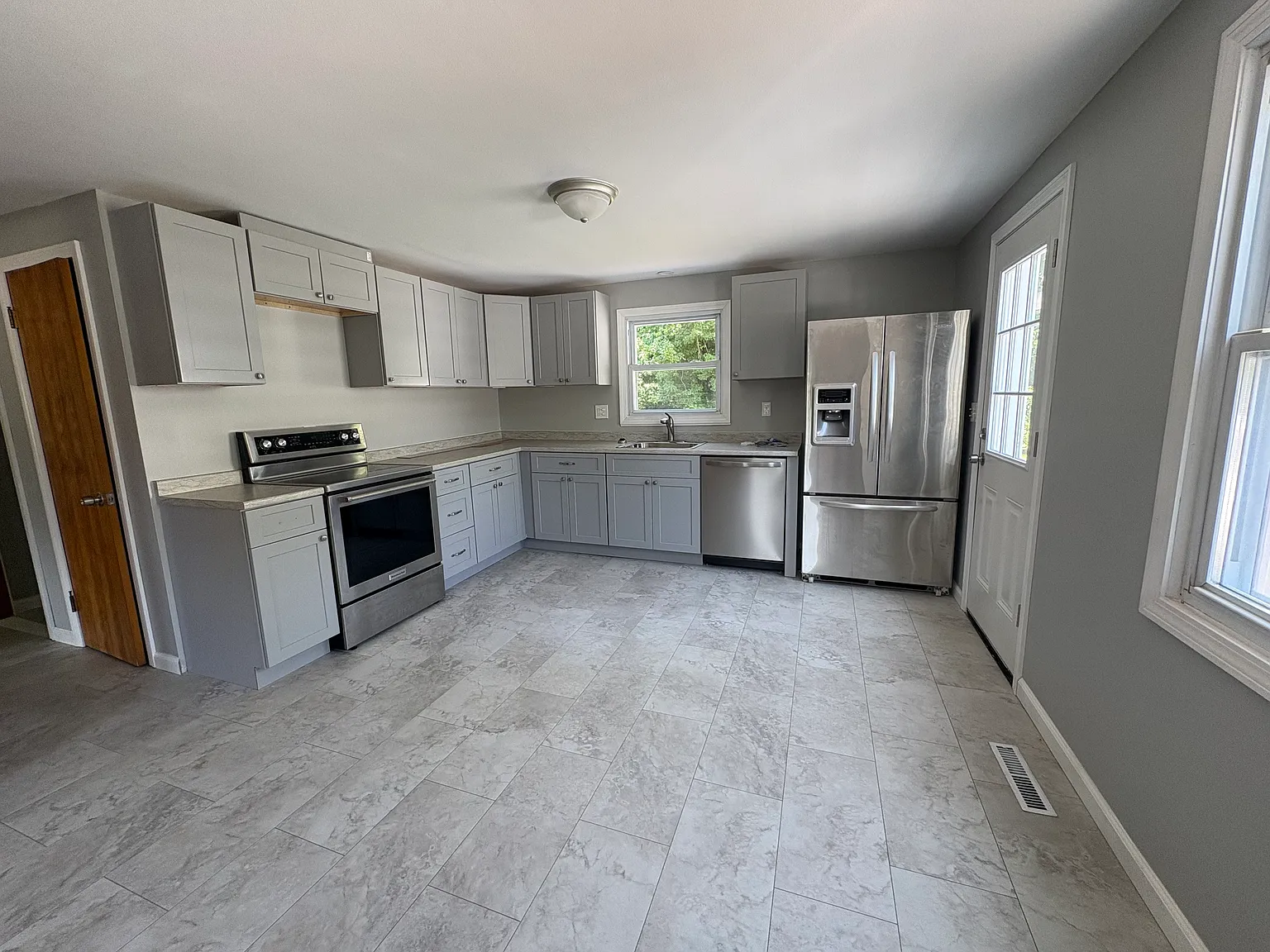 3 bed, 1459 sqft, $3,600 — Photo 2