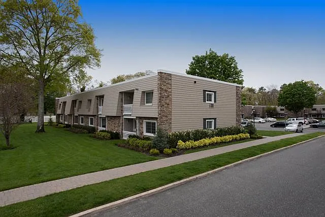 Fairfield Estates At Bohemia — Photo 12