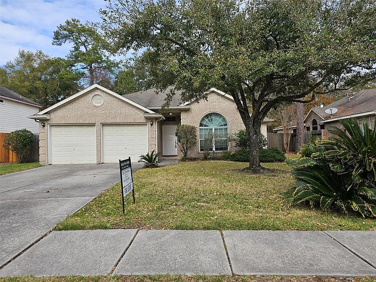 27182 Kings Manor Dr S — Photo 1