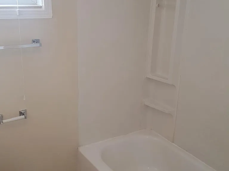 Main bathroom with tub