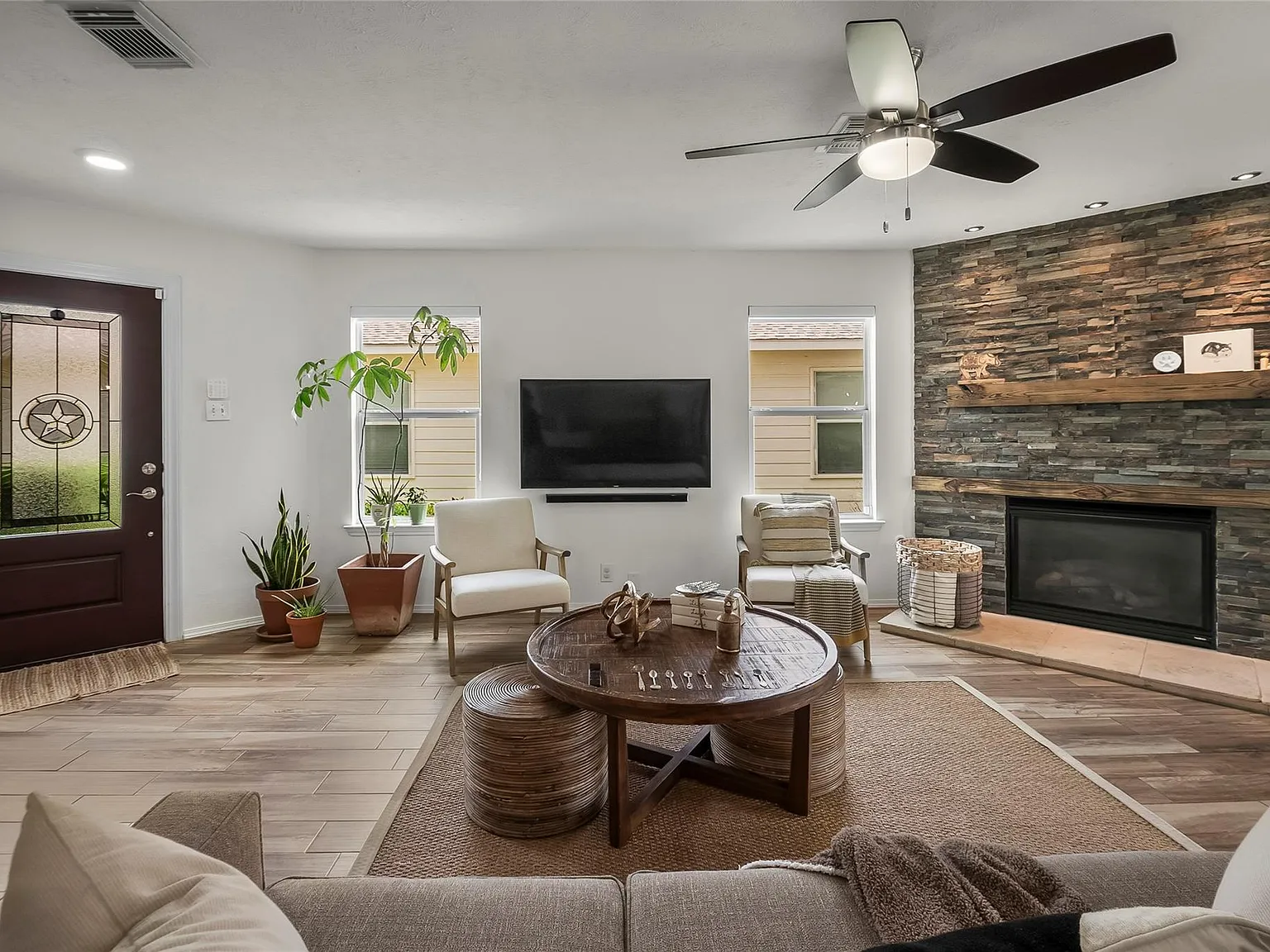 3 bed, 2.5 bath, 1940 sqft, $2,300 — Photo 2