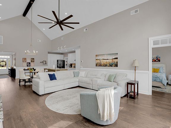 4th image of 10 Sag Harbor Dr