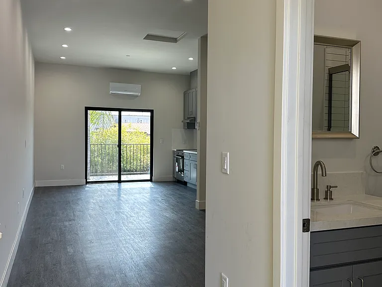 1702 S Hoover St #201 — Photo 7