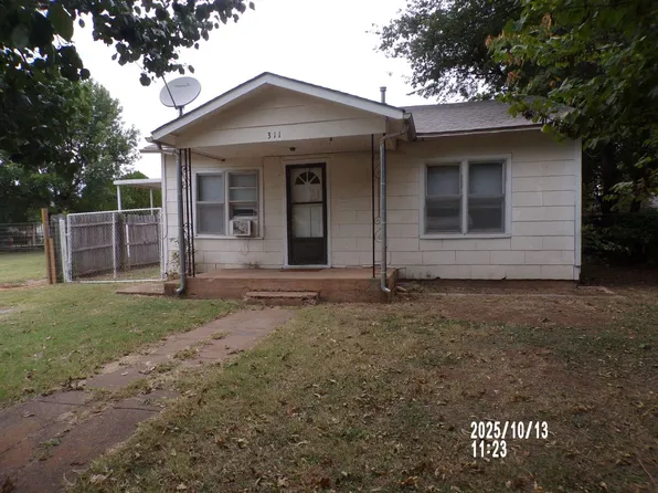 311 E Nevada St, Walters, OK 73572