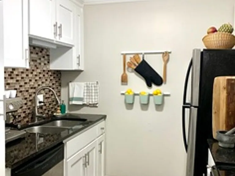 Plaza La Belle Apartments — Photo 23