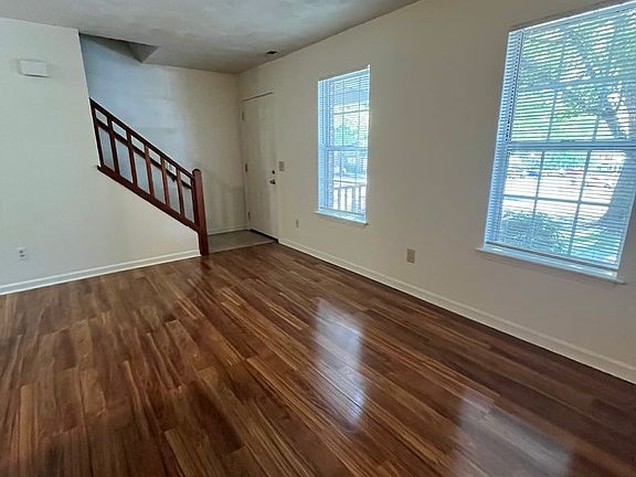 4th image of 884 Patrick Henry Dr