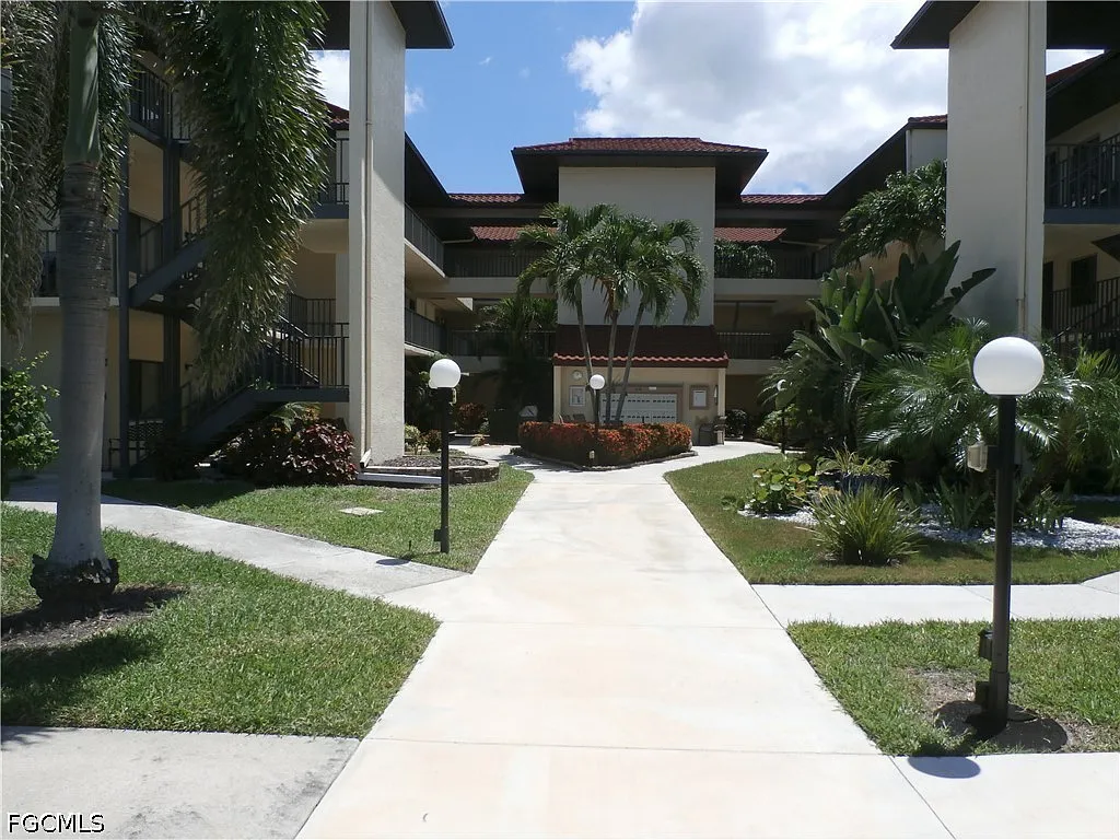 2 bed, 2.0 bath, 1050 sqft, $4,200 — Photo 2
