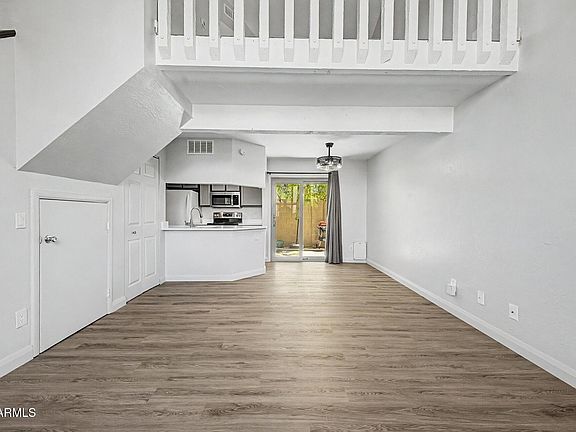 5th image of 4240 N LONGVIEW Avenue #9
