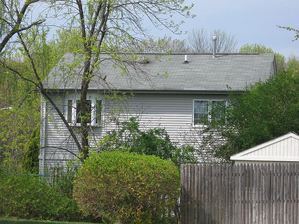 2nd image of 131 Woodbury Rd