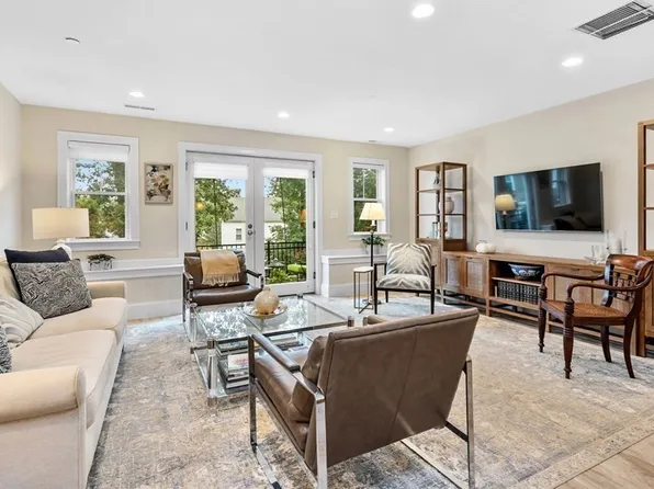 167 Poplar St APT 2, Boston, MA 02131