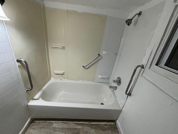 5th image of 676 Garson Ave