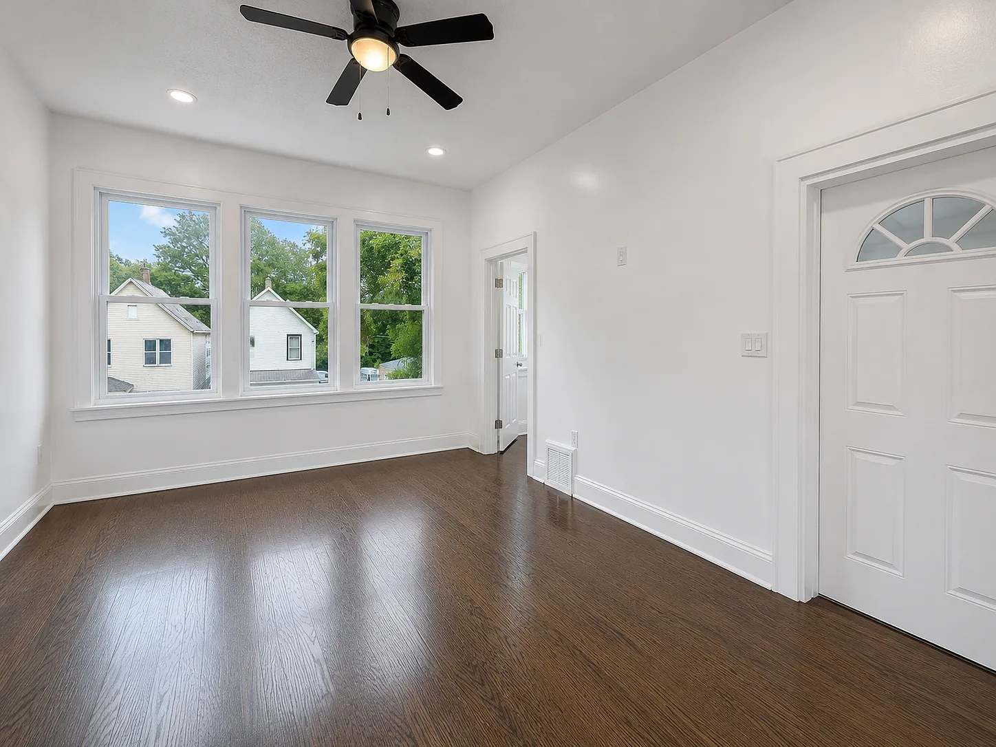 3 bed, 820 sqft, $1,800 — Photo 3