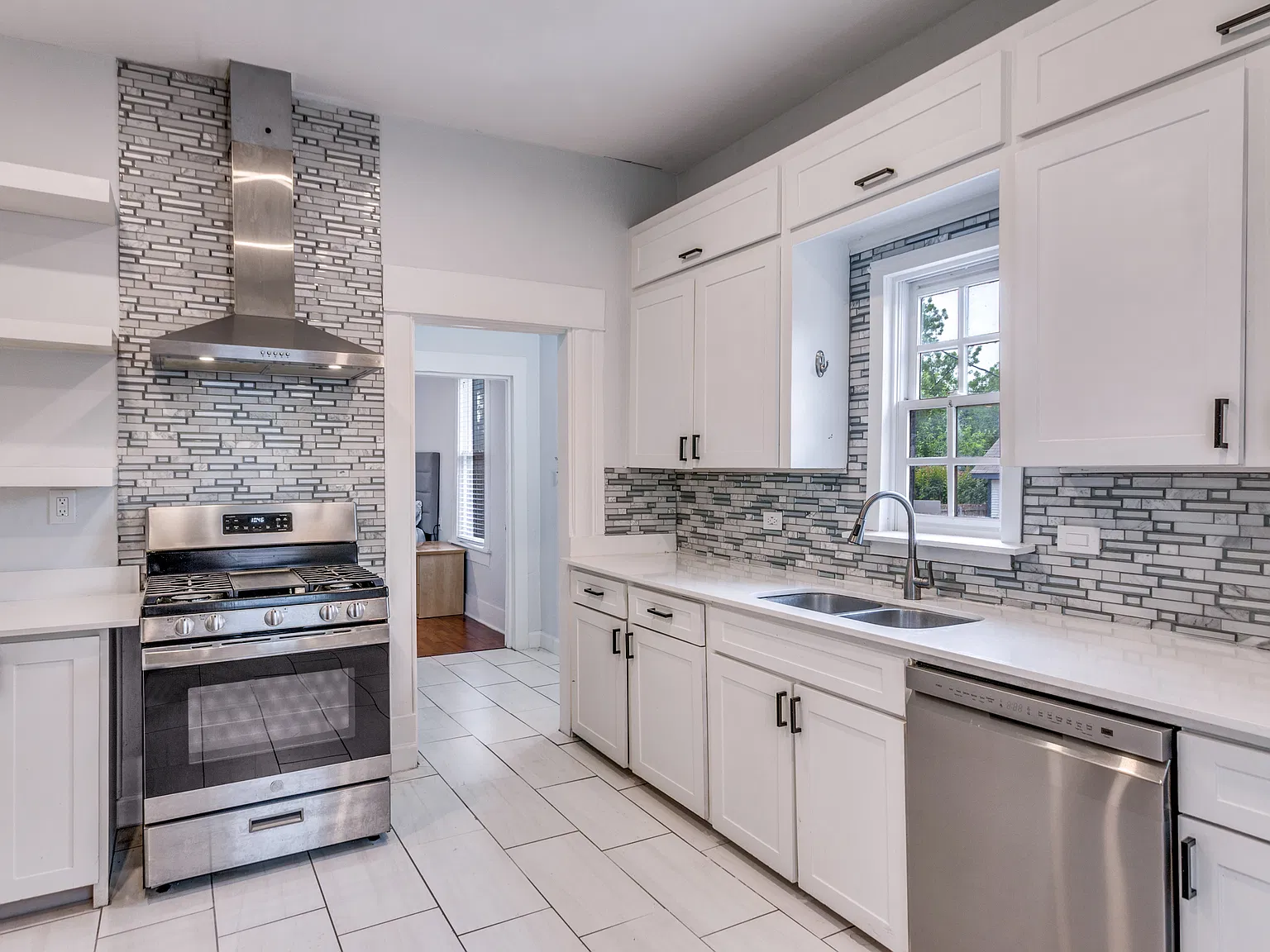 4 bed, 2160 sqft, $3,200 — Photo 3