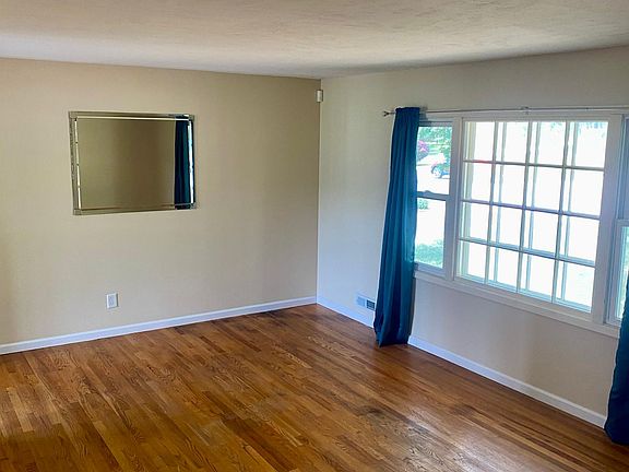 4th image of 9061 Meadow Dr