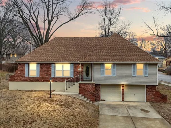 422 SW Sunset Dr, Lees Summit, MO 64081