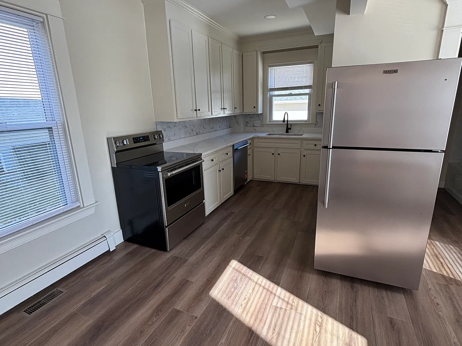 2 bed, 1000 sqft, $2,200 — Photo 2