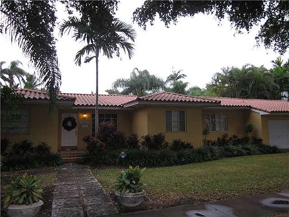 3rd image of 924 Sorolla Ave