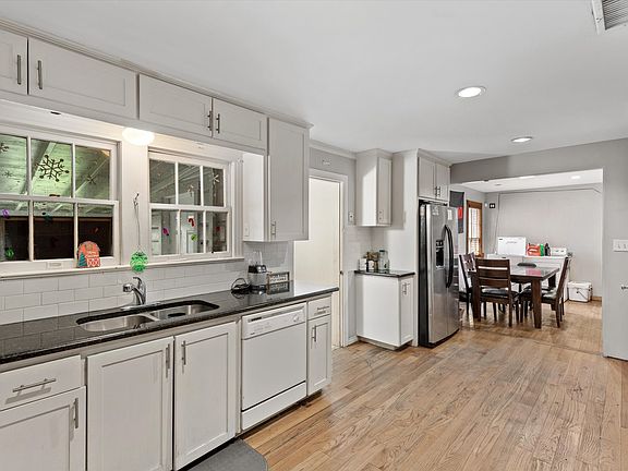 5th image of 4016 Acacia St