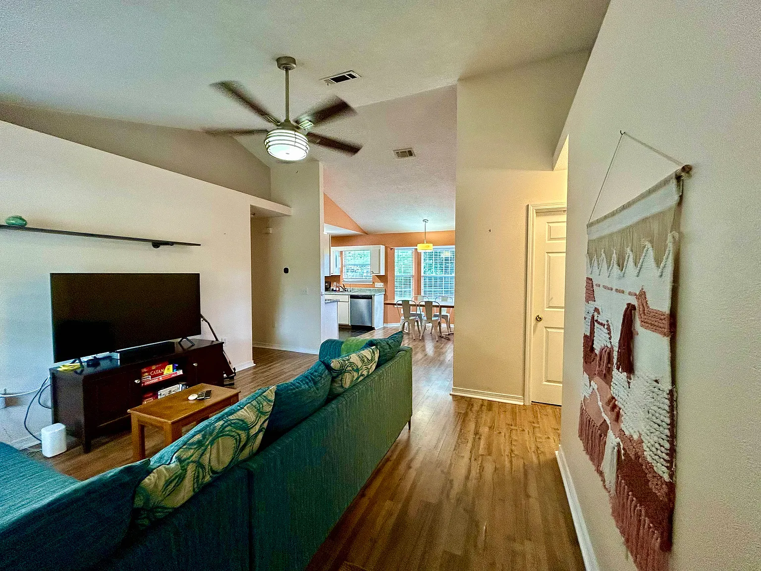 3 bed, 1092 sqft, $1,900 — Photo 3