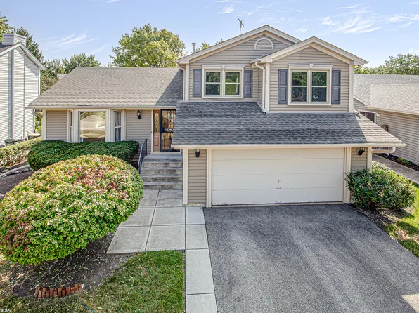 715 Schooner Ln, Elk Grove Village, IL 60007