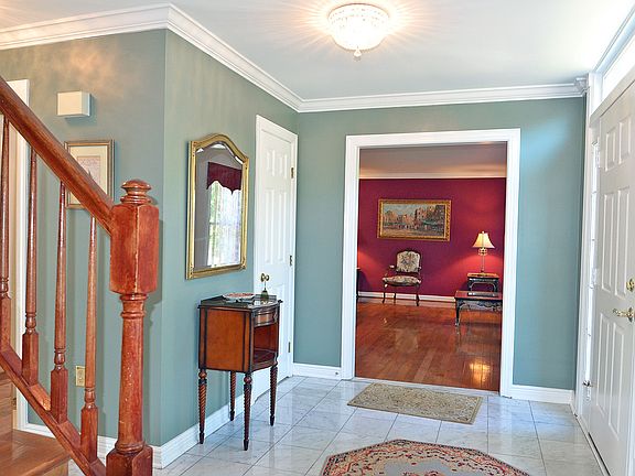 Foyer w/Coat Closet