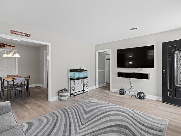 Comfort comes standard: The fully furnished living room awaits your move-in.