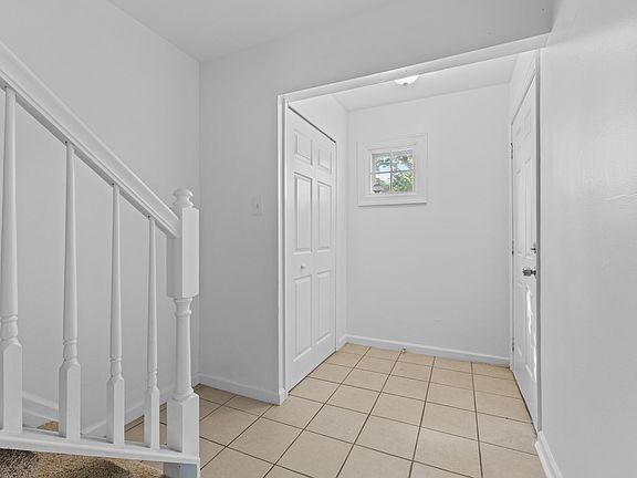 2nd image of 5 Farragut Ct