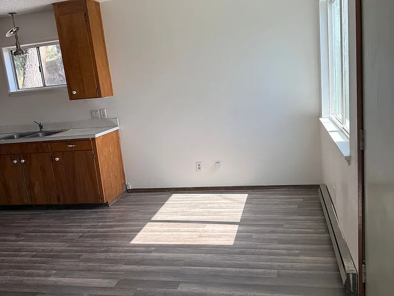 1430 NW Deane St — Photo 2
