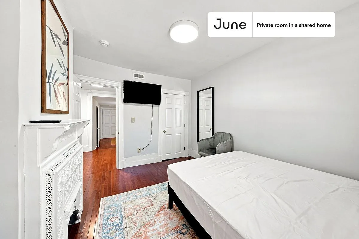 Queen bedroom in 7 bed/2 bath home in Allston #834 F — Photo 2