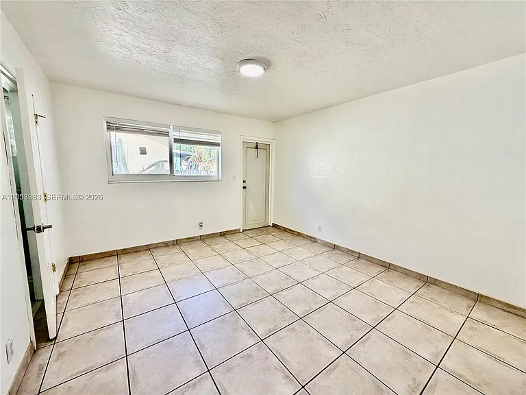 905 SE 13th St #2 — Photo 11