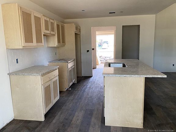 3rd image of 14194 Quince St