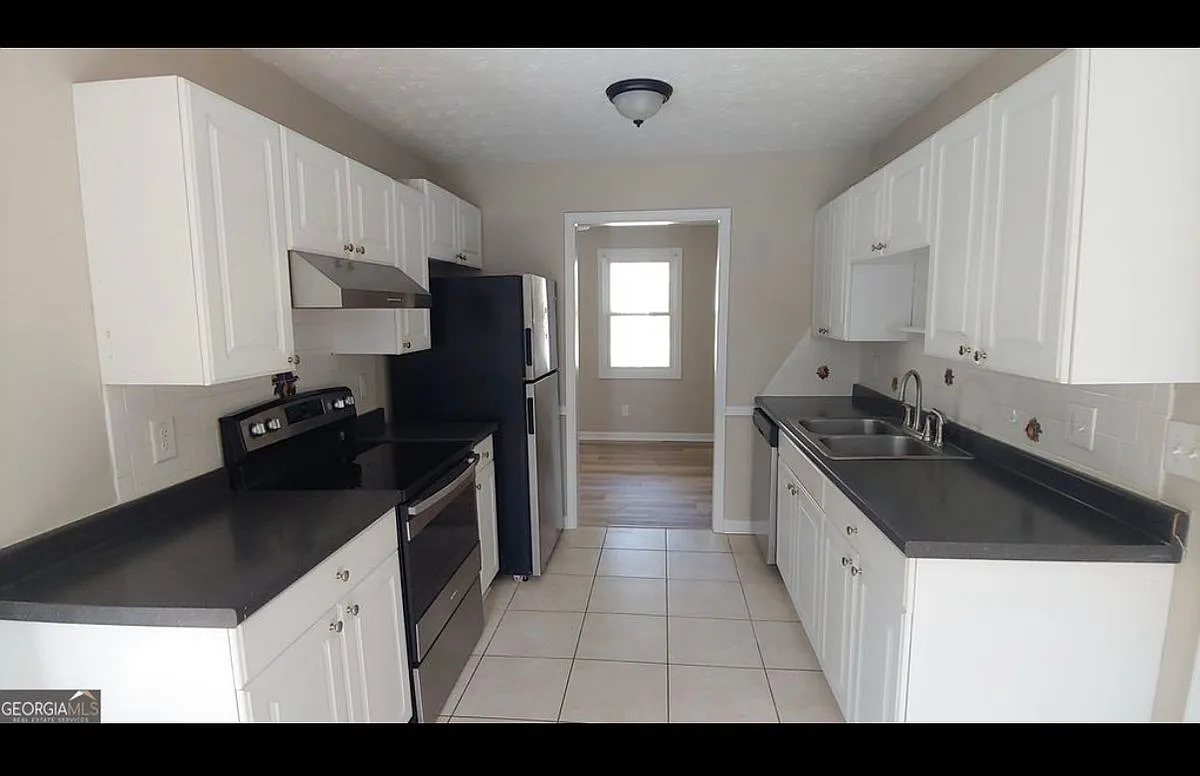 3 bed, 2.0 bath, 1366 sqft, $2,100 — Photo 2
