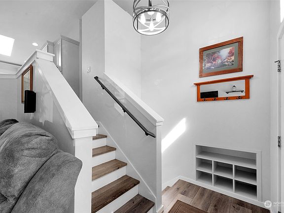 5th image of 9425 28th Street NE
