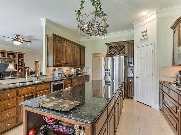 5th image of 1102 Shady Creek Dr