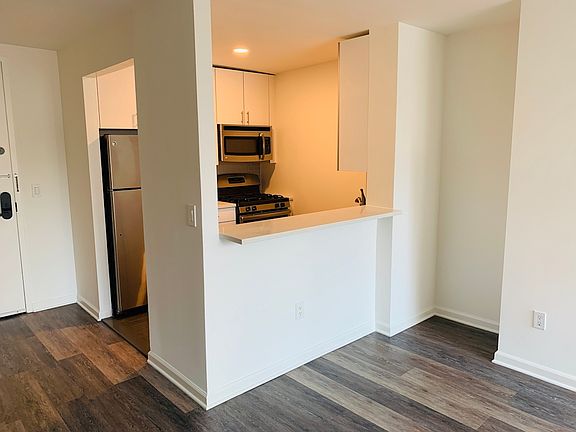 3rd image of 520 W 43rd St APT 2L