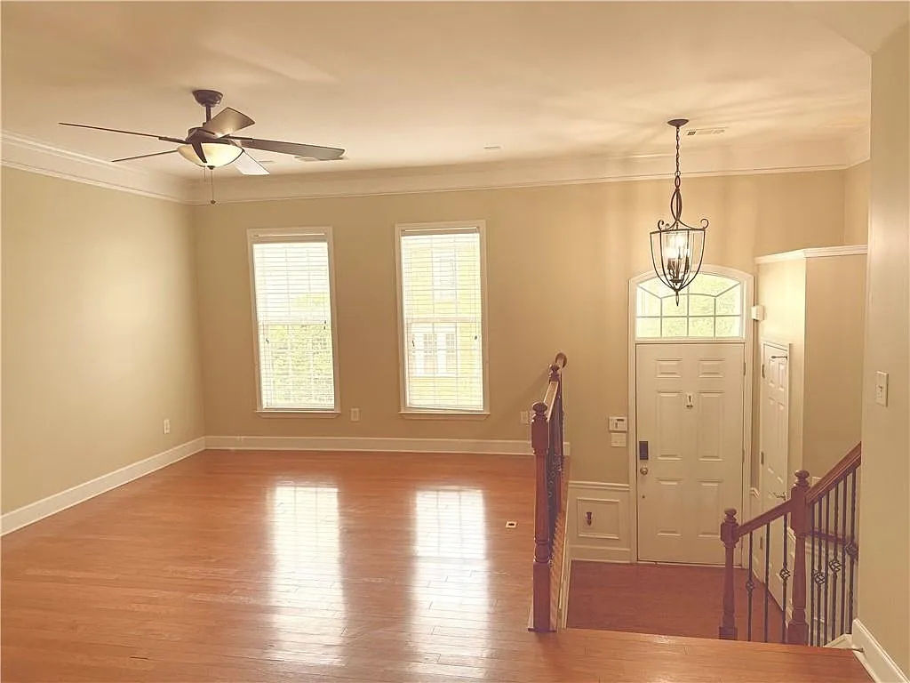 3 bed, 3.0 bath, 1845 sqft, $3,200 — Photo 2