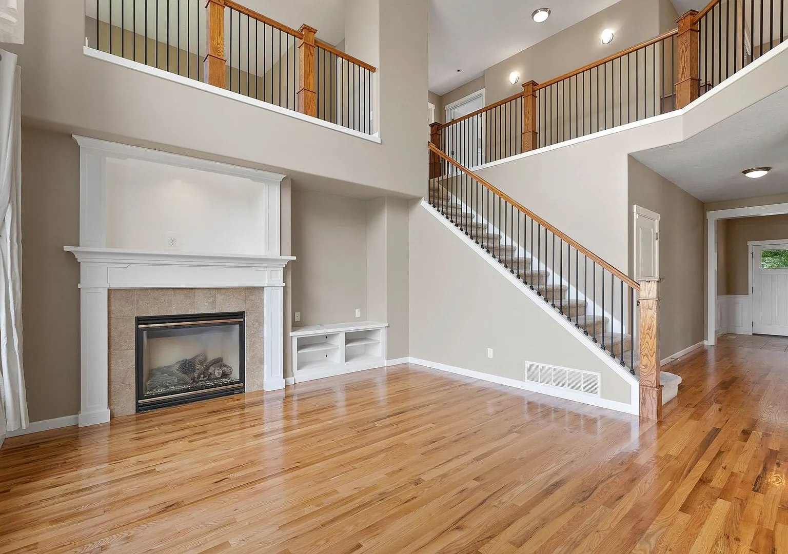 Spacious 4 Bed Rocky Hill Craftsman in Liberty Lake — Photo 4