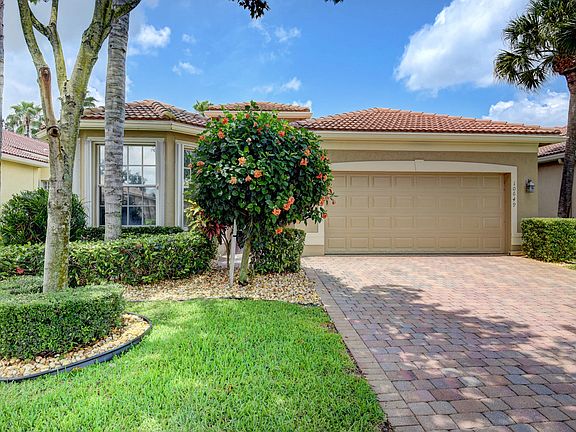 Home For Sale In Valencia Pointe