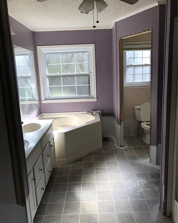 1st image of 121 Breezy Ln