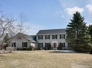 352 Woodside Dr, Cedarburg, WI 53012