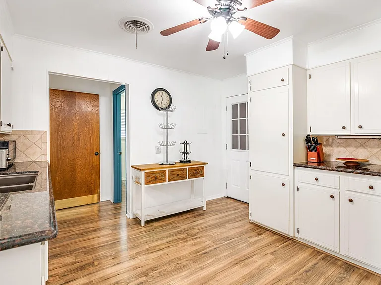 2202 Eaves Dr — Photo 13