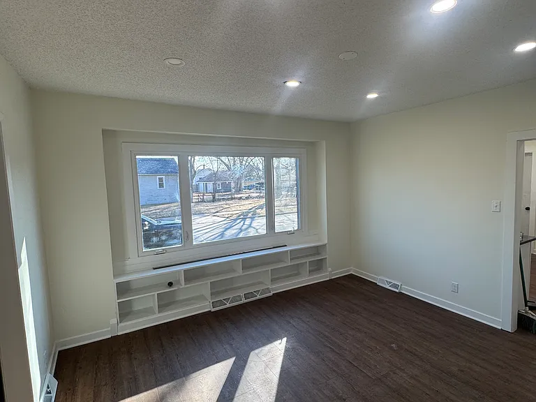 940 Becker St — Photo 7