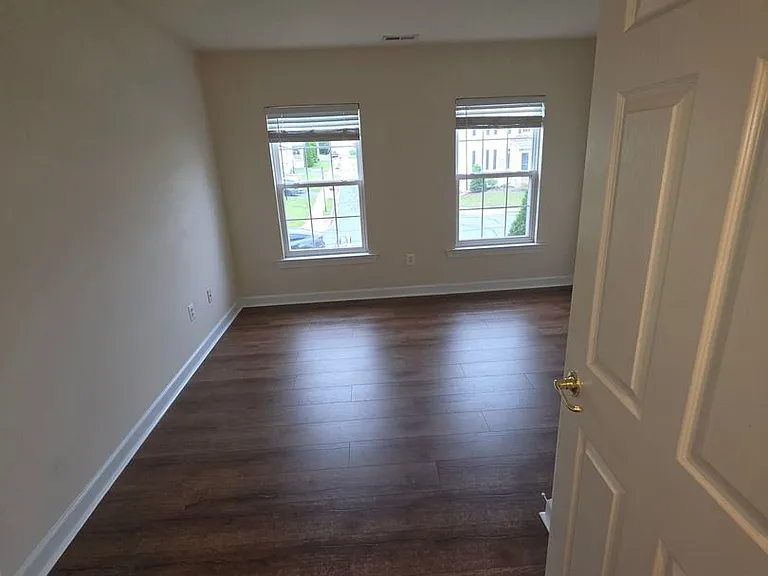 404 Tailor St — Photo 37