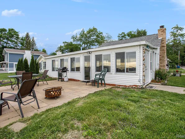 228 Mallard Ave, Houghton Lake, MI 48629