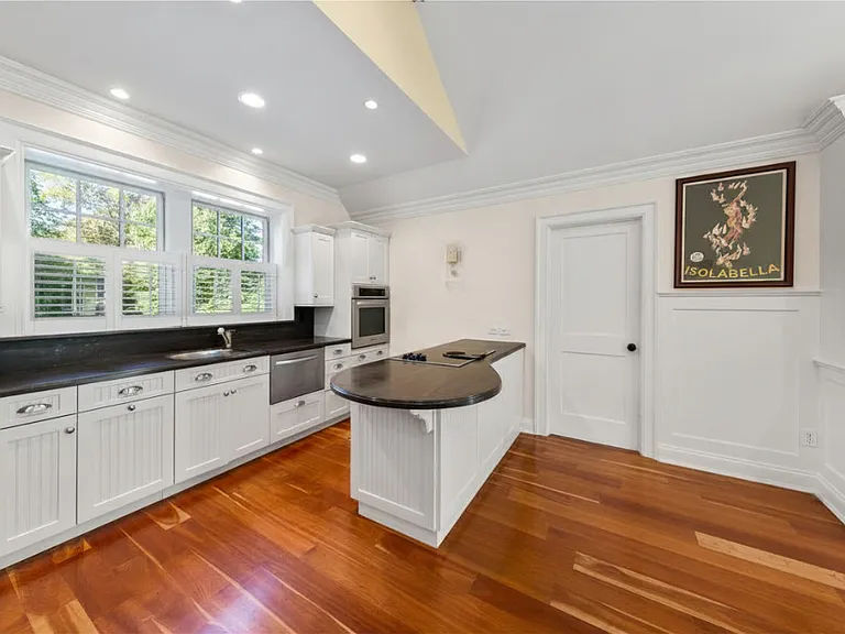 530 Flax Hill Rd — Photo 2